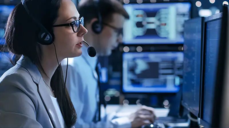 Operator at monitoring station using VSaaS