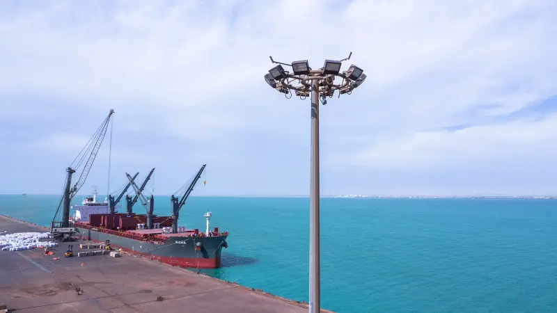 A 40-meter-high pole where the Bosch cameras are mounted and a freighter at the feeder