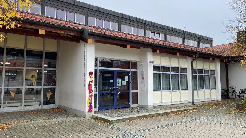 Front view of the elementary school Friedburg