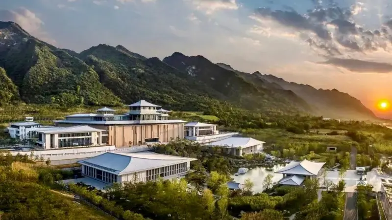 The image shows the Xi'an National Edition Museum in the Sanqin region of Shaanxi, China