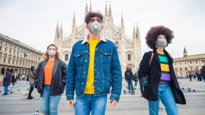 Pessoas com máscara de proteção