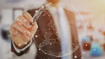 Un homme d'affaires dessinant sur un monde interconnecté