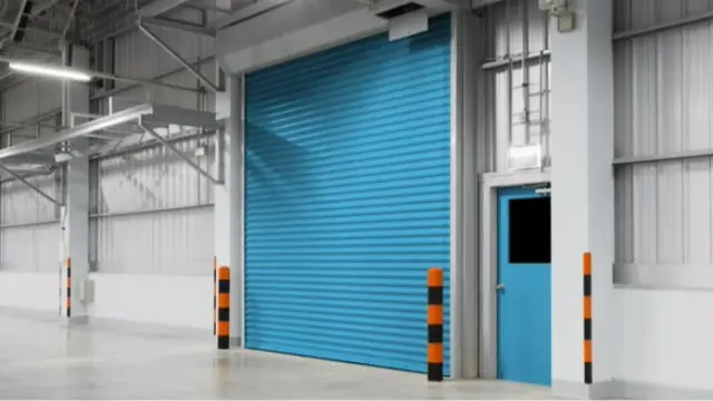 Une porte de garage et une porte de sortie