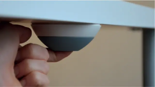 Un bouton panique placé sous une table.