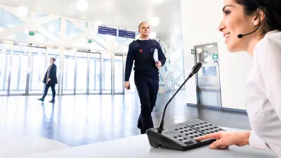 Mulher na recepção do escritório