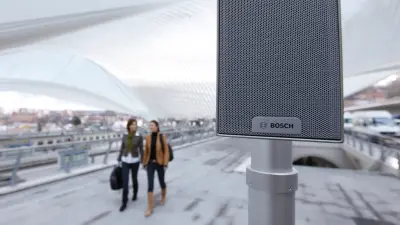 Оповещение заставка две женщины идут и разговаривают