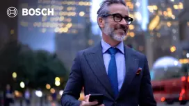 Responsável pela segurança por vídeo andando pela cidade com camada de tecnologia